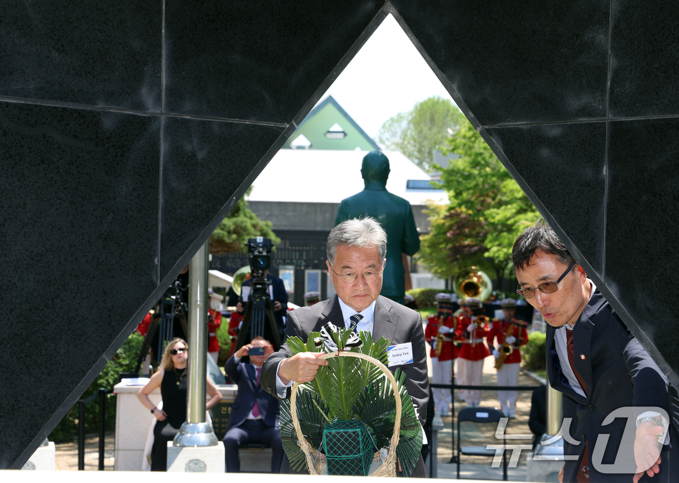 (파주=뉴스1) 김명섭 기자 = 조셉윤 주한미국대사대리가 22일 경기도 파주시 임진각 보훈단지에서 열린 한미 합동 현충일 추모 행사에서 헌화를 하고 있다.한미동맹재단과 주한미군전우 …