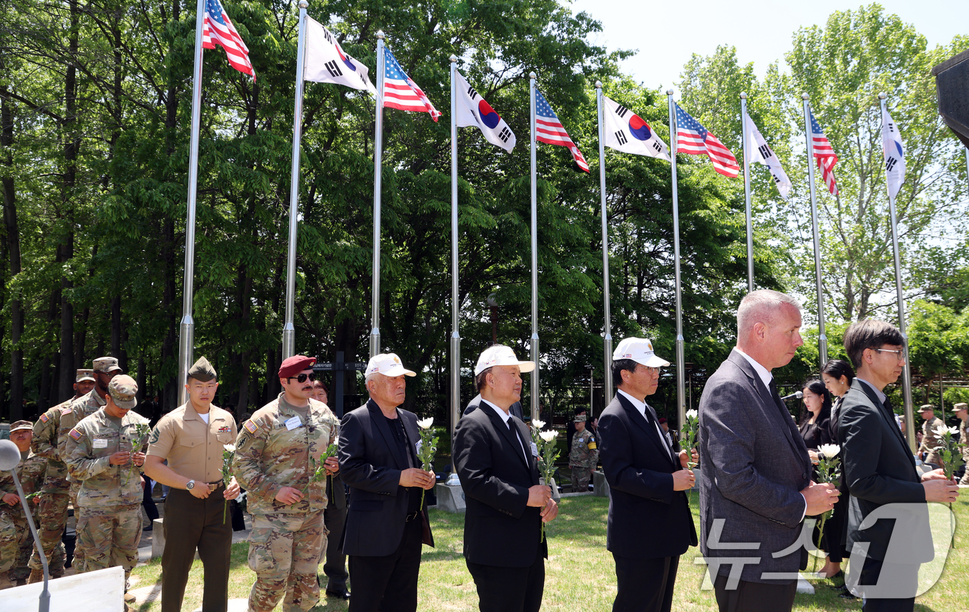 (파주=뉴스1) 김명섭 기자 = 22일 경기도 파주시 임진각 보훈단지에서 열린 한미 합동 현충일 추모 행사에서 참석자들이 미군참전비에 헌화를 하고 있다.한미동맹재단과 주한미군전우회 …