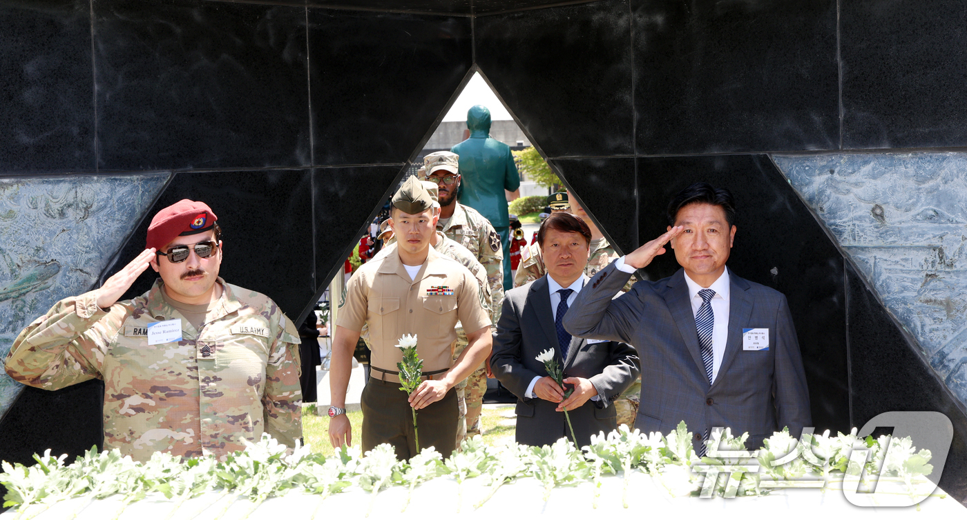 (파주=뉴스1) 김명섭 기자 = 22일 경기도 파주시 임진각 보훈단지에서 열린 한미 합동 현충일 추모 행사에서 참석자들이 미군참전비에 헌화를 하고 있다.한미동맹재단과 주한미군전우회 …