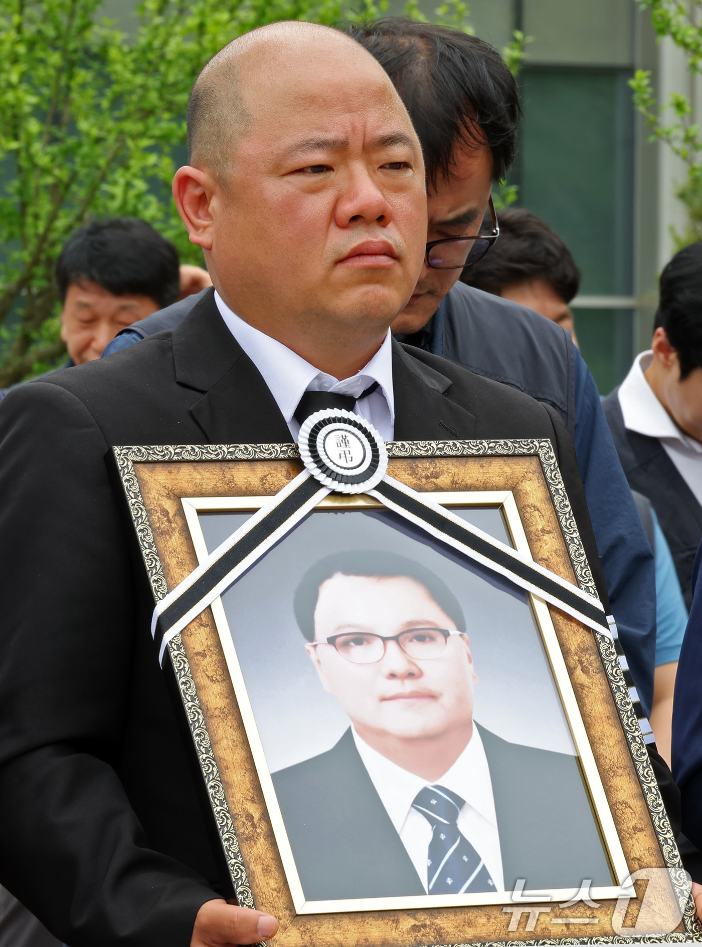 (광주=뉴스1) 박지현 기자 = 전남 영암의 HD현대삼호 조선소에서 개구부로 추락해 치료를 받다 숨진  하청노동자 A 씨(44)의 유가족이 22일 오전 광주고용노동청 앞에서 열린 …