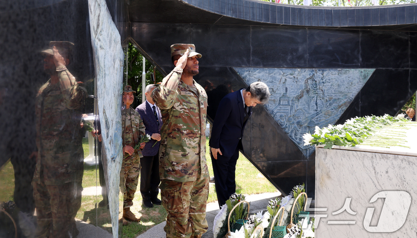 (파주=뉴스1) 김명섭 기자 = 22일 경기도 파주시 임진각 보훈단지에서 열린 한미 합동 현충일 추모 행사에서 참석자들이 미군참전비에 헌화를 하고 있다.한미동맹재단과 주한미군전우회 …