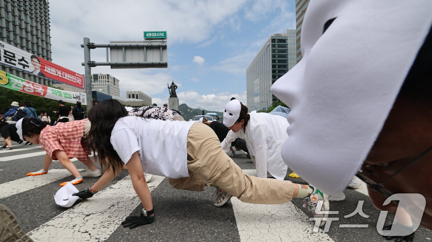 본문 이미지 - 녹색연합 관계자들이 22일 서울 종로구 세종로 광화문네거리에서 생물다양성의 날을 맞아 자연의 권리 퍼포먼스 ‘공생2’를 선보이고 있다. 2025.5.22/뉴스1 ⓒ News1 임세영 기자