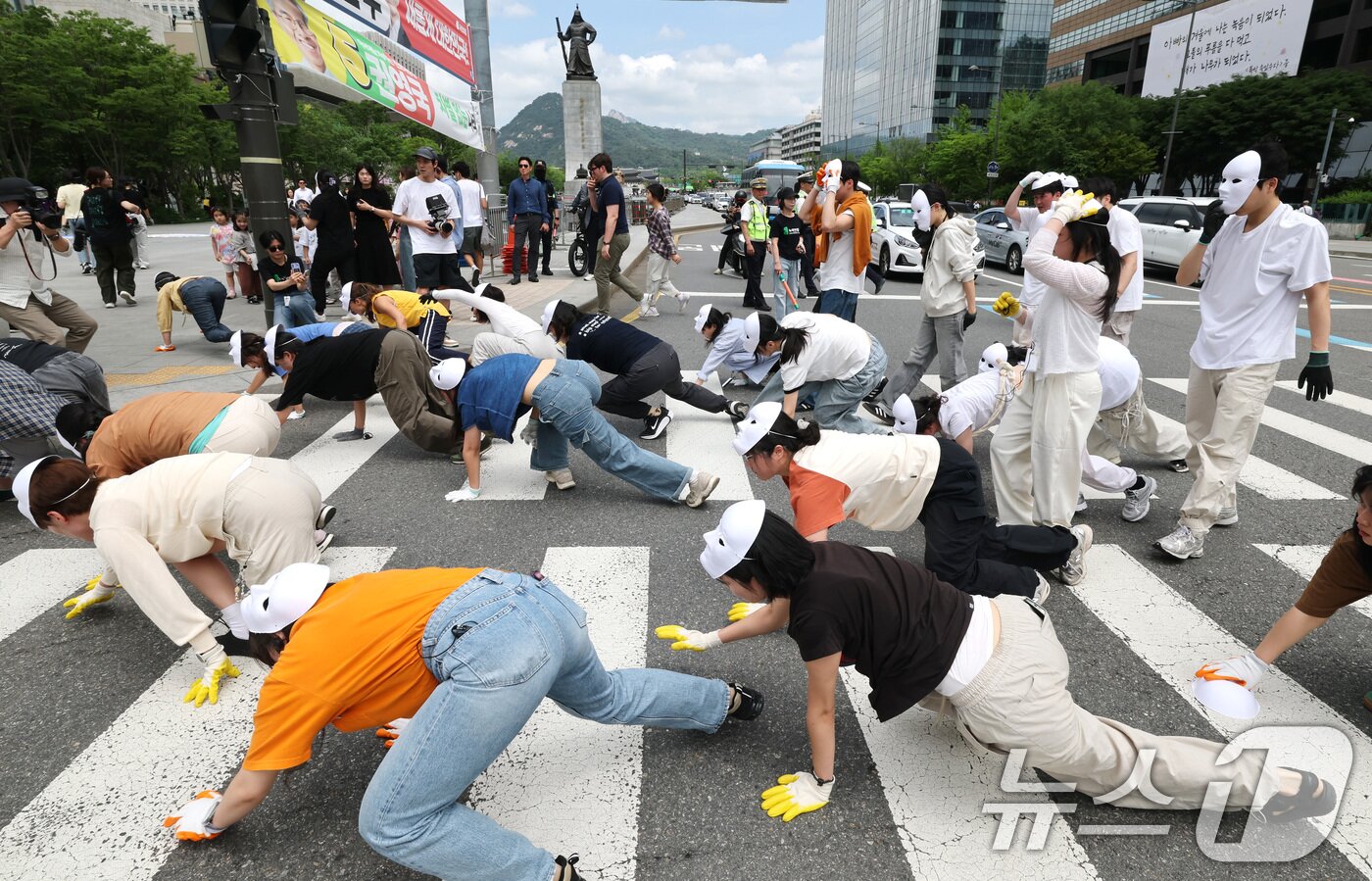 본문 이미지 - 녹색연합 관계자들이 22일 서울 종로구 세종로 광화문네거리에서 생물다양성의 날을 맞아 자연의 권리 퍼포먼스 ‘공생2’를 선보이고 있다.  2025.5.22/뉴스1 ⓒ News1 임세영 기자