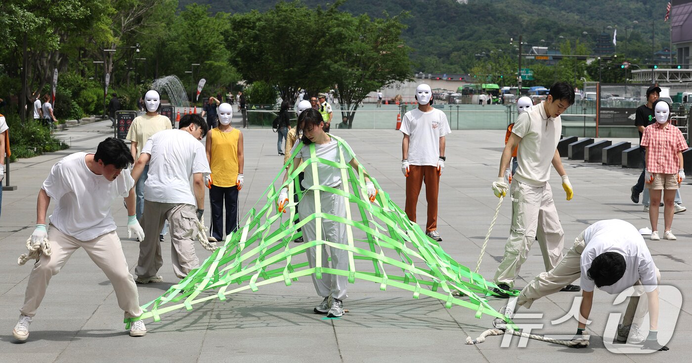 본문 이미지 - 녹색연합 관계자들이 22일 서울 종로구 세종로 광화문광장에서 생물다양성의 날을 맞아 자연의 권리 퍼포먼스 ‘공생2’를 선보이고 있다.  2025.5.22/뉴스1 ⓒ News1 임세영 기자