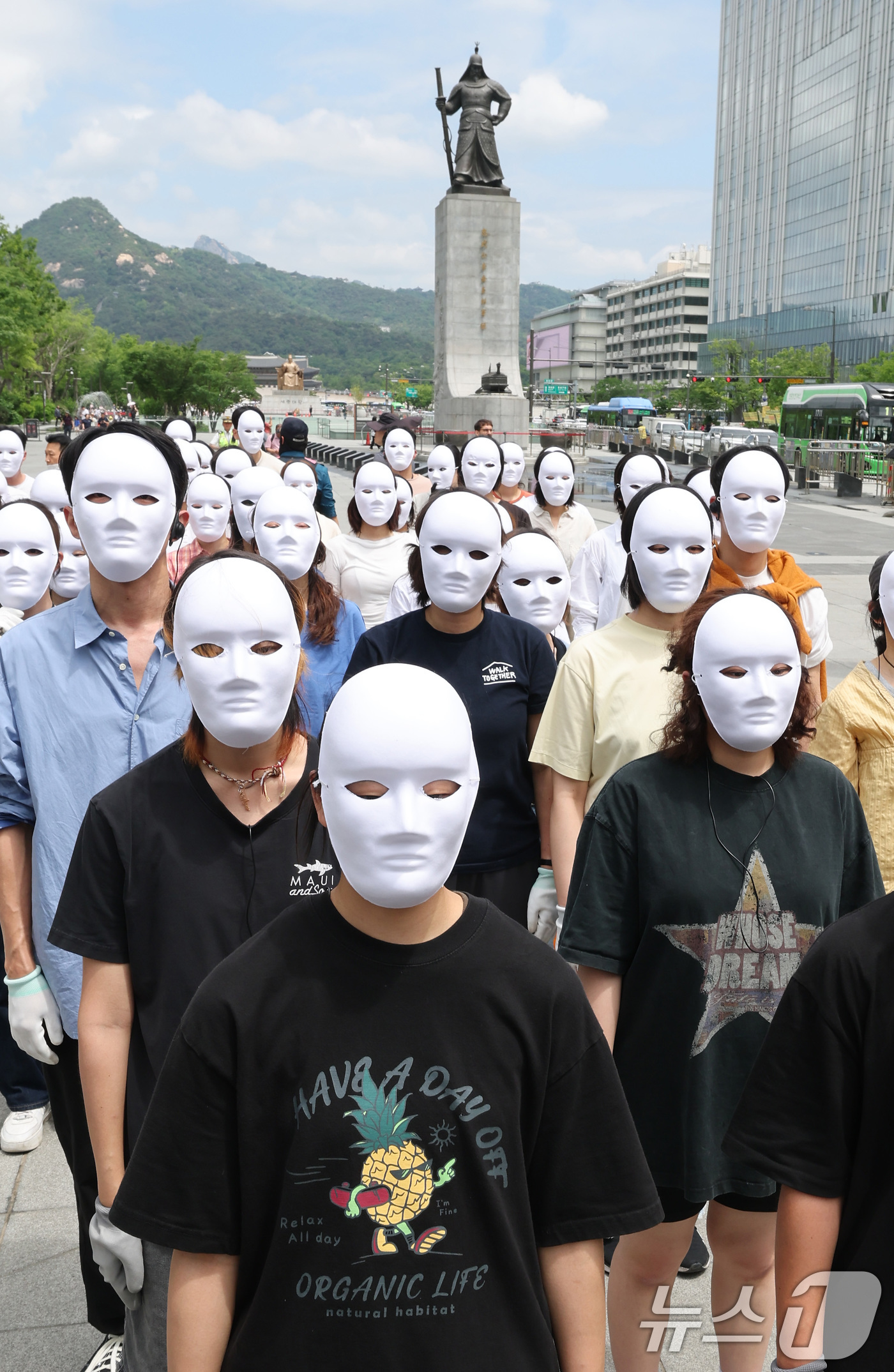 (서울=뉴스1) 임세영 기자 = 녹색연합 관계자들이 22일 서울 종로구 세종로 광화문광장에서 생물다양성의 날을 맞아 자연의 권리 퍼포먼스 ‘공생2’를 선보이고 있다.퍼포먼스 ‘공생 …