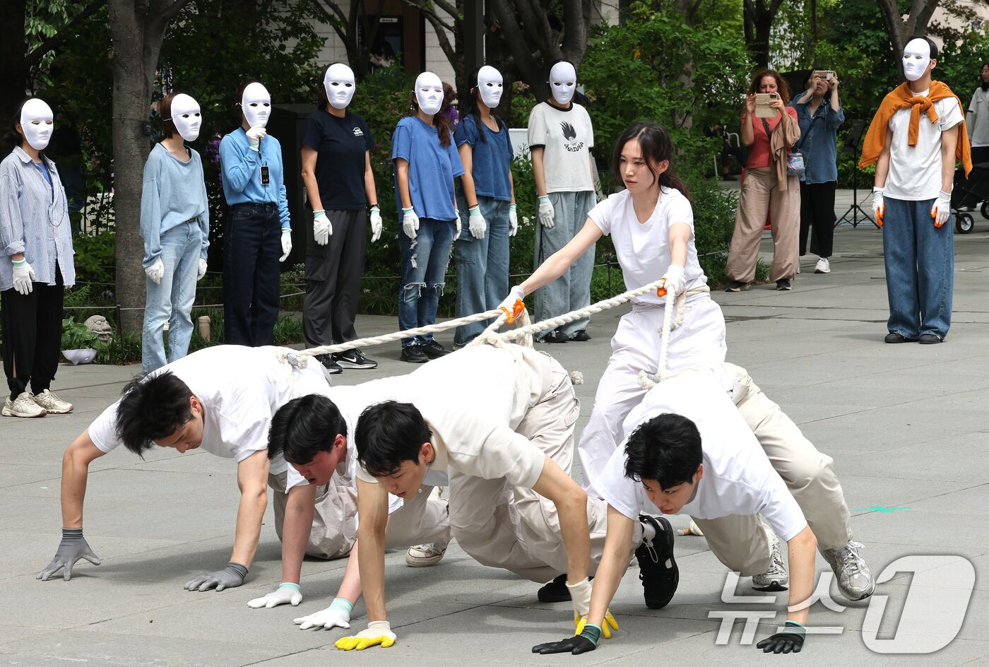 본문 이미지 - 녹색연합 관계자들이 22일 서울 종로구 세종로 광화문광장에서 생물다양성의 날을 맞아 자연의 권리 퍼포먼스 ‘공생2’를 선보이고 있다.  2025.5.22/뉴스1 ⓒ News1 임세영 기자