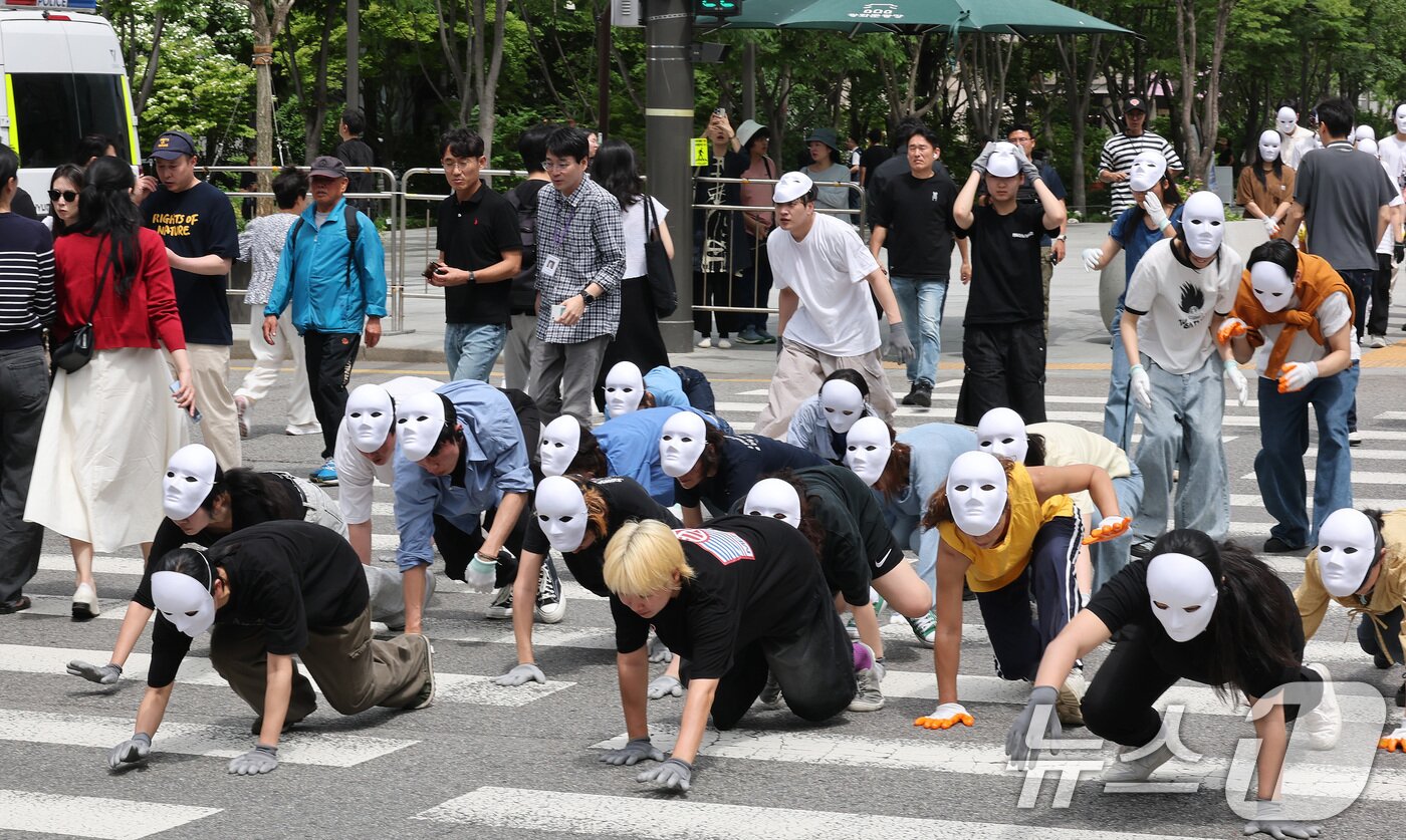 본문 이미지 - 녹색연합 관계자들이 22일 서울 종로구 세종로 광화문네거리에서 생물다양성의 날을 맞아 자연의 권리 퍼포먼스 ‘공생2’를 선보이고 있다.  2025.5.22/뉴스1 ⓒ News1 임세영 기자