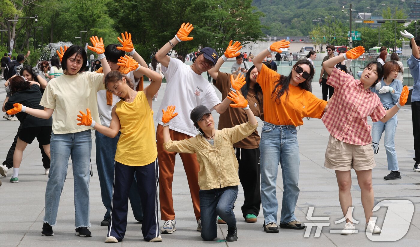 본문 이미지 - 녹색연합 관계자들이 22일 서울 종로구 세종로 광화문광장에서 생물다양성의 날을 맞아 자연의 권리 퍼포먼스 ‘공생2’를 선보이고 있다.  2025.5.22/뉴스1 ⓒ News1 임세영 기자