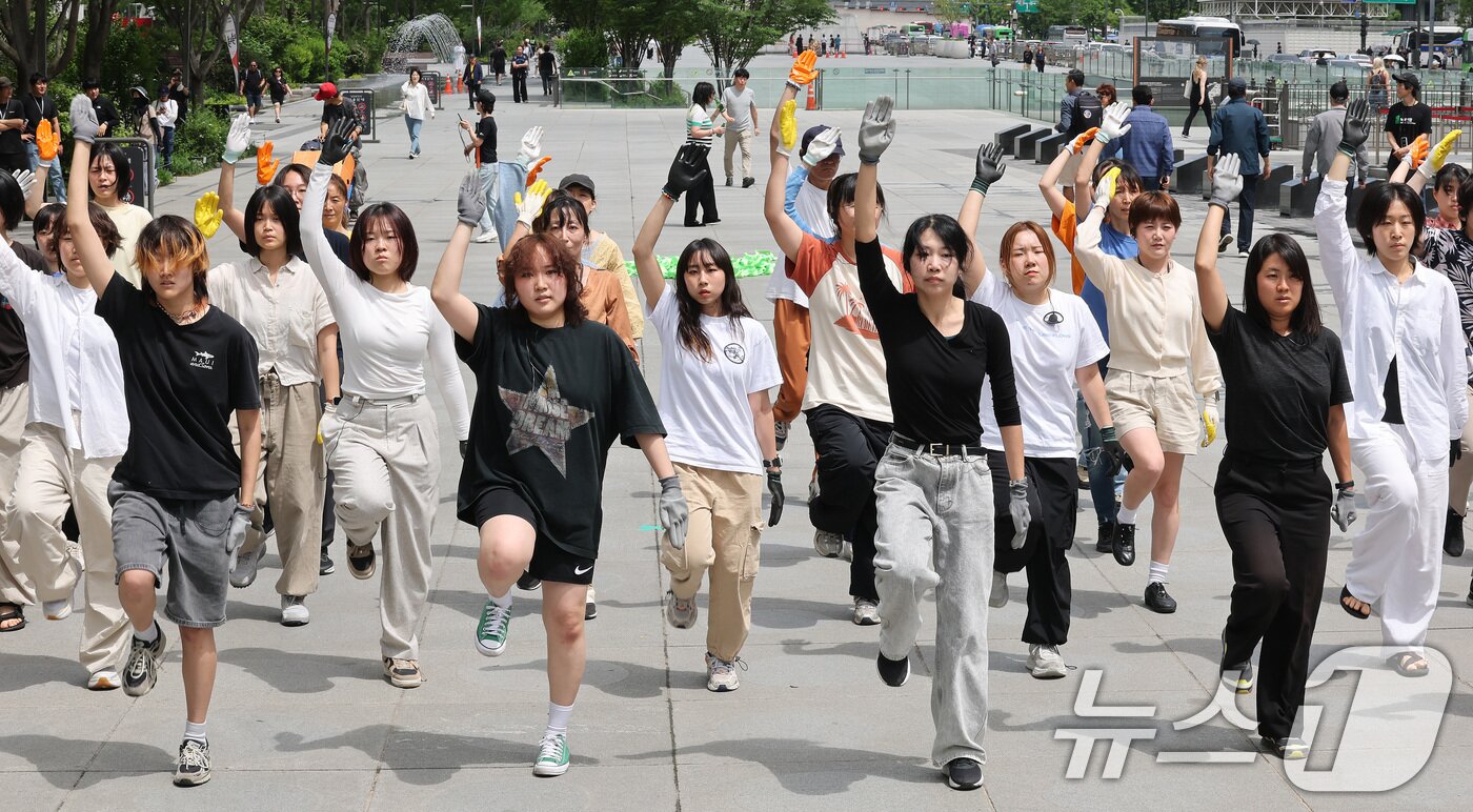 본문 이미지 - 녹색연합 관계자들이 22일 서울 종로구 세종로 광화문광장에서 생물다양성의 날을 맞아 자연의 권리 퍼포먼스 ‘공생2’를 선보이고 있다. 2025.5.22/뉴스1 ⓒ News1 임세영 기자