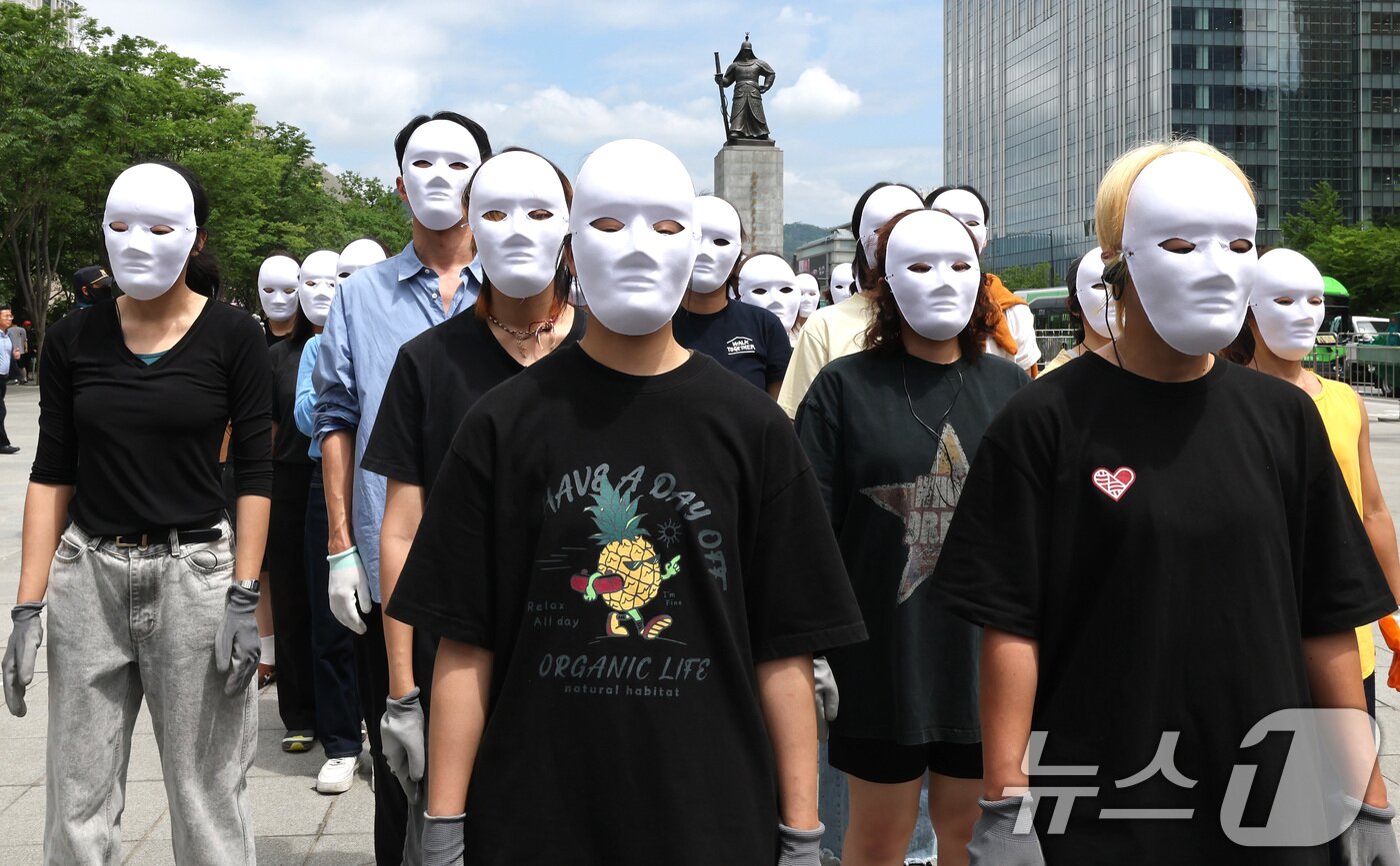 본문 이미지 - 녹색연합 관계자들이 22일 서울 종로구 세종로 광화문광장에서 생물다양성의 날을 맞아 자연의 권리 퍼포먼스 ‘공생2’를 선보이고 있다.  2025.5.22/뉴스1 ⓒ News1 임세영 기자