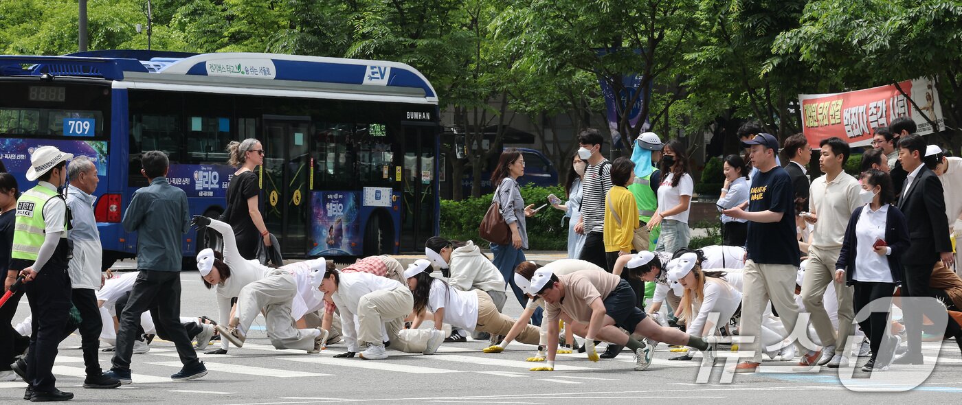 본문 이미지 - 녹색연합 관계자들이 22일 서울 종로구 세종로 광화문네거리에서 생물다양성의 날을 맞아 자연의 권리 퍼포먼스 ‘공생2’를 선보이고 있다.  2025.5.22/뉴스1 ⓒ News1 임세영 기자