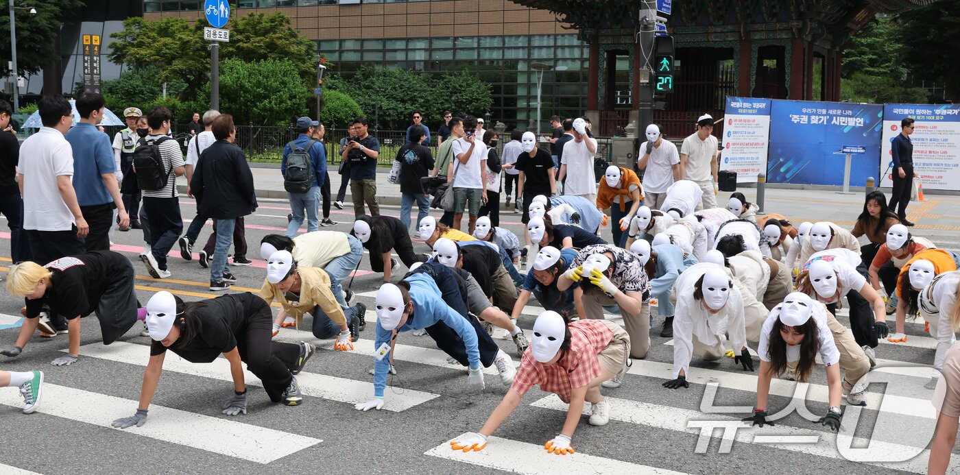 본문 이미지 - 녹색연합 관계자들이 22일 서울 종로구 세종로 광화문네거리에서 생물다양성의 날을 맞아 자연의 권리 퍼포먼스 ‘공생2’를 선보이고 있다.  2025.5.22/뉴스1 ⓒ News1 임세영 기자