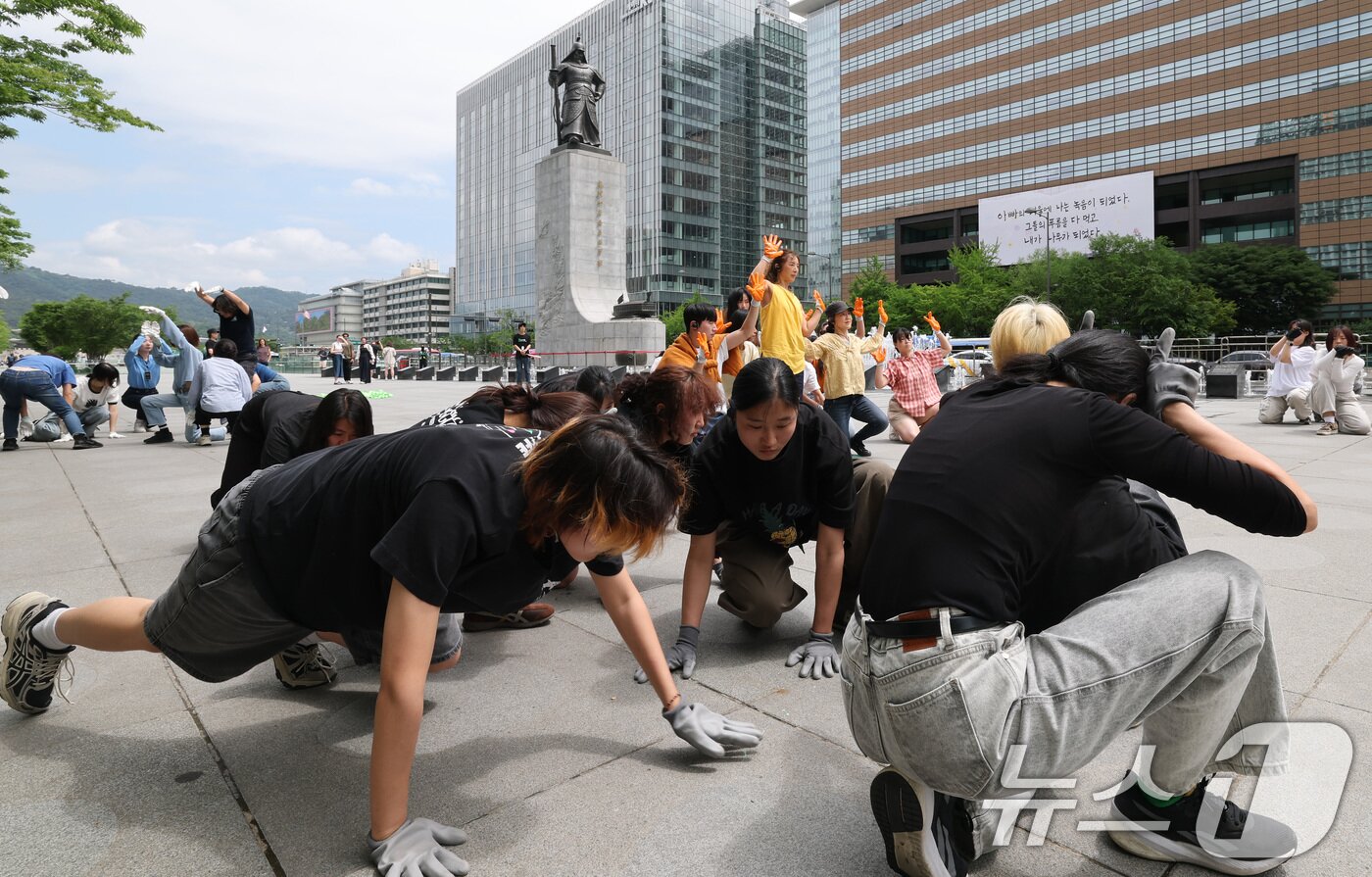 본문 이미지 - 녹색연합 관계자들이 22일 서울 종로구 세종로 광화문광장에서 생물다양성의 날을 맞아 자연의 권리 퍼포먼스 ‘공생2’를 선보이고 있다.  2025.5.22/뉴스1 ⓒ News1 임세영 기자