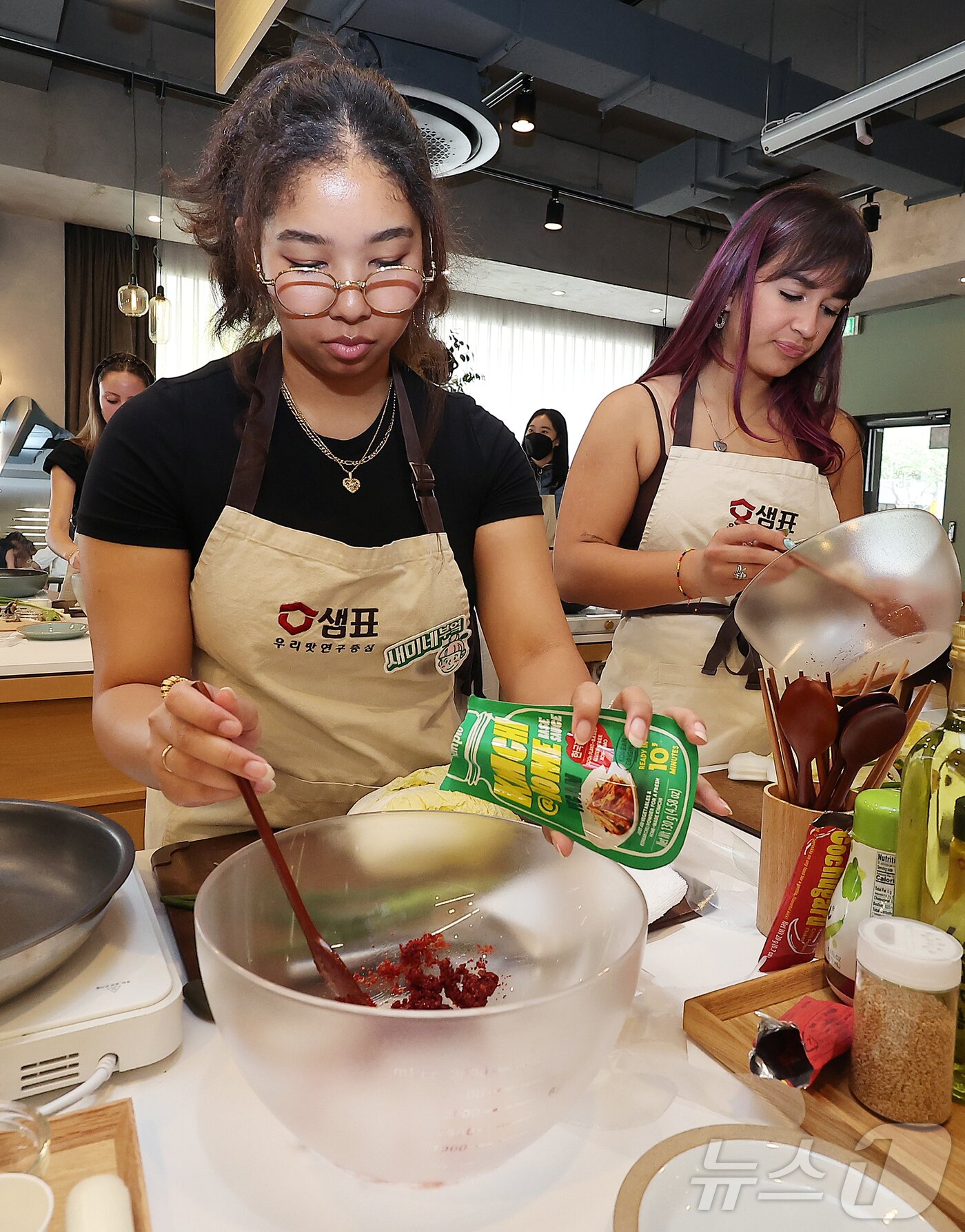 본문 이미지 - 22일 서울 중구 샘표 우리맛공간에서 열린 한식체험 쿠킹클래스에서 미국 조지아대 학생들이 한식 만들기 체험 행사에 참여하고 있다. 2025.5.22/뉴스1 ⓒ News1 김진환 기자