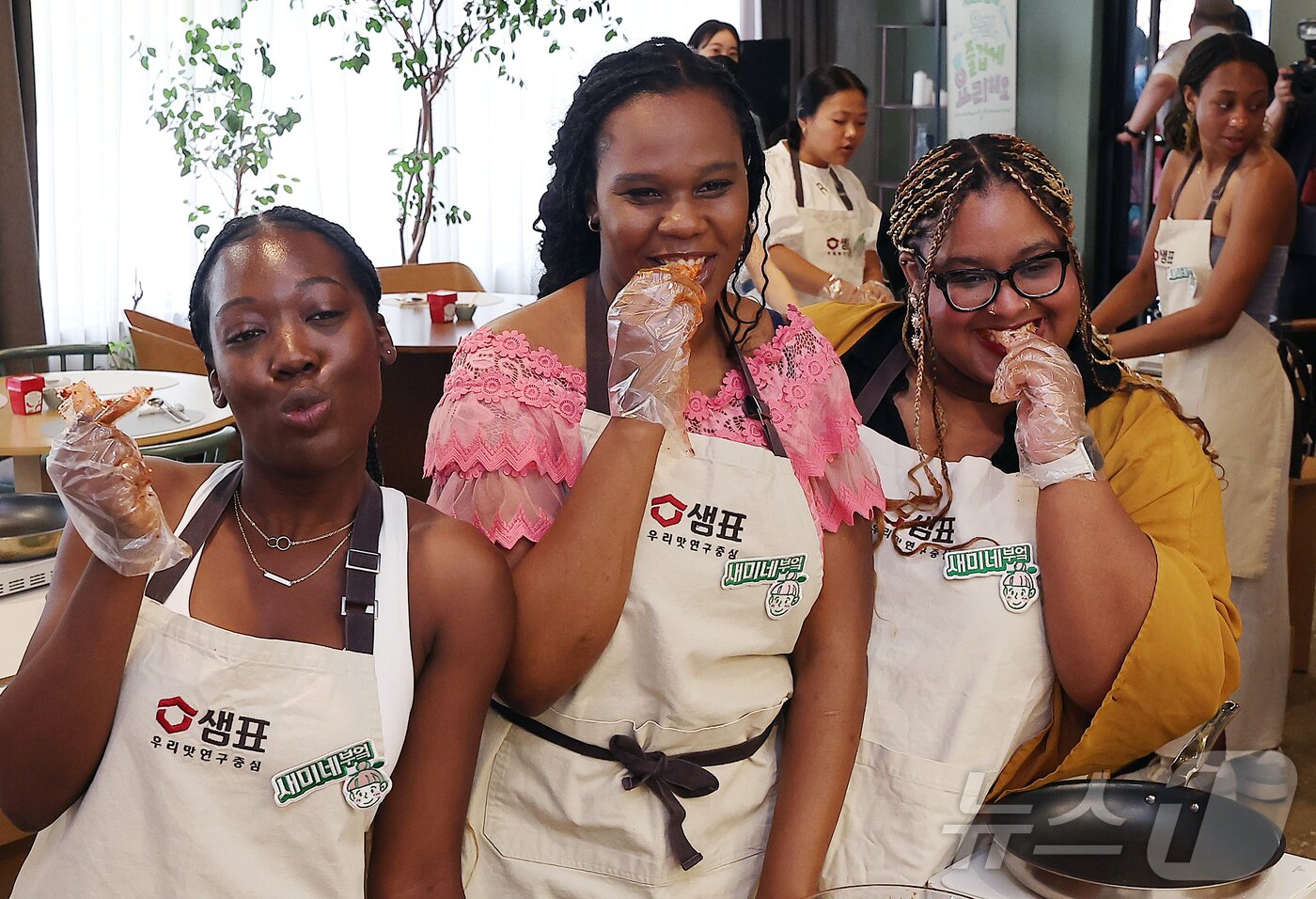 본문 이미지 - 22일 서울 중구 샘표 우리맛공간에서 열린 한식체험 쿠킹클래스에서 미국 조지아대 학생들이 직접 만든 겉절이를 들며 포즈를 취하고 있다. 2025.5.22/뉴스1 ⓒ News1 김진환 기자