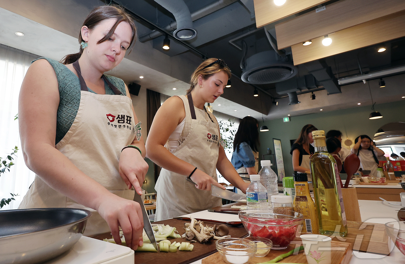(서울=뉴스1) 김진환 기자 = 22일 서울 중구 샘표 우리맛공간에서 열린 한식체험 쿠킹클래스에서 미국 조지아대 학생들이 한식 만들기 체험 행사에 참여하고 있다.이번 행사는 세계적 …