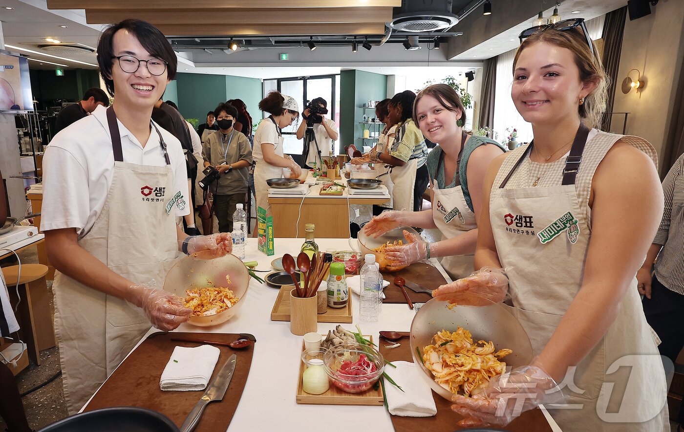 본문 이미지 - 22일 서울 중구 샘표 우리맛공간에서 열린 한식체험 쿠킹클래스에서 미국 조지아대 학생들이 직접 만든 겉절이를 들며 포즈를 취하고 있다. 2025.5.22/뉴스1 ⓒ News1 김진환 기자