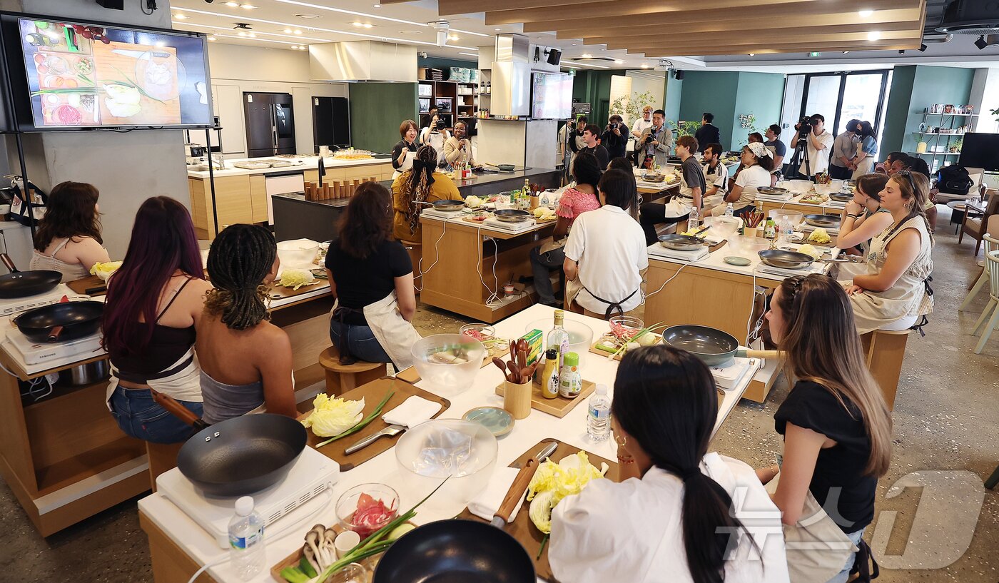 본문 이미지 - 22일 서울 중구 샘표 우리맛공간에서 열린 한식체험 쿠킹클래스에서 미국 조지아대 학생들이 한식 만들기 체험 행사에 참여하고 있다. 2025.5.22/뉴스1 ⓒ News1 김진환 기자