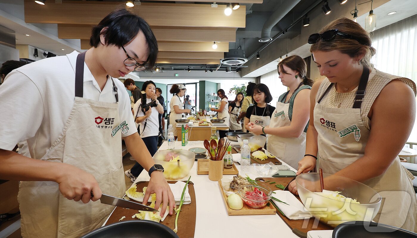 본문 이미지 - 22일 서울 중구 샘표 우리맛공간에서 열린 한식체험 쿠킹클래스에서 미국 조지아대 학생들이 한식 만들기 체험 행사에 참여하고 있다. 2025.5.22/뉴스1 ⓒ News1 김진환 기자