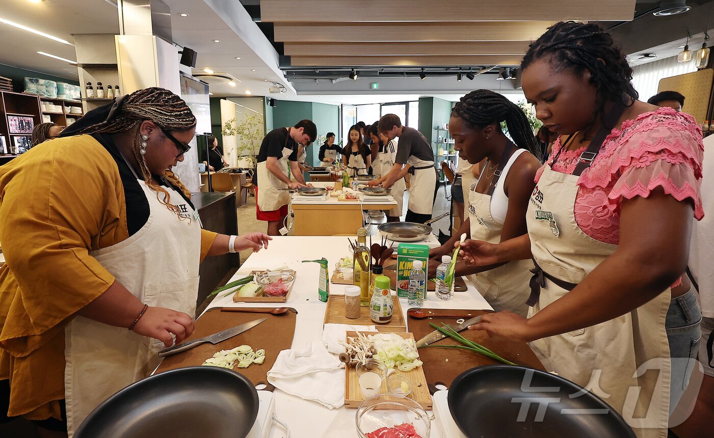 본문 이미지 - 22일 서울 중구 샘표 우리맛공간에서 열린 한식체험 쿠킹클래스에서 미국 조지아대 학생들이 한식 만들기 체험 행사에 참여하고 있다. 2025.5.22/뉴스1 ⓒ News1 김진환 기자