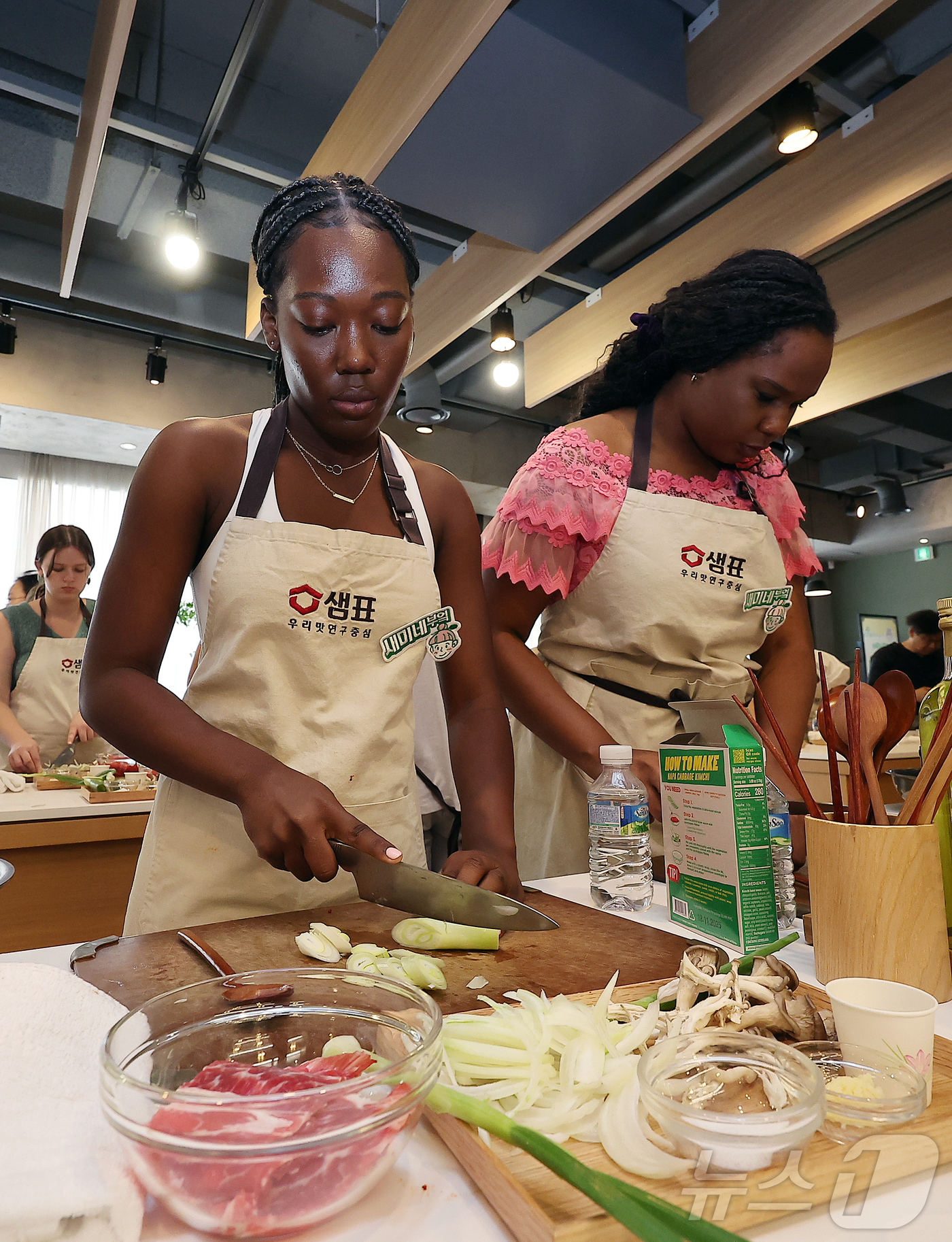 (서울=뉴스1) 김진환 기자 = 22일 서울 중구 샘표 우리맛공간에서 열린 한식체험 쿠킹클래스에서 미국 조지아대 학생이 겉절이를 만들고 있다.이번 행사는 세계적으로 각광받은 한식의 …