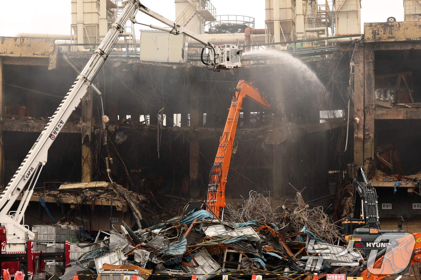 (광주=뉴스1) 이승현 기자 = 22일 오전 광주 광산구 소촌동 금호타이어 광주공장 화재 현장에서 건물 해체 작업이 이뤄지고 있다. 2025.5.22/뉴스1