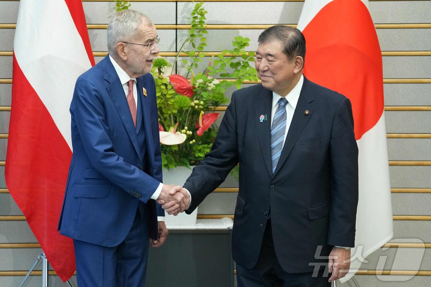 (도쿄 AFP=뉴스1) 우동명 기자 = 이시바 시게루 일본 총리가 21일(현지시간) 도쿄 총리 관저에서 알렉산더 판데어벨렌 오스트리아 대통령과 회담에 앞서 악수를 하고 있다. 20 …