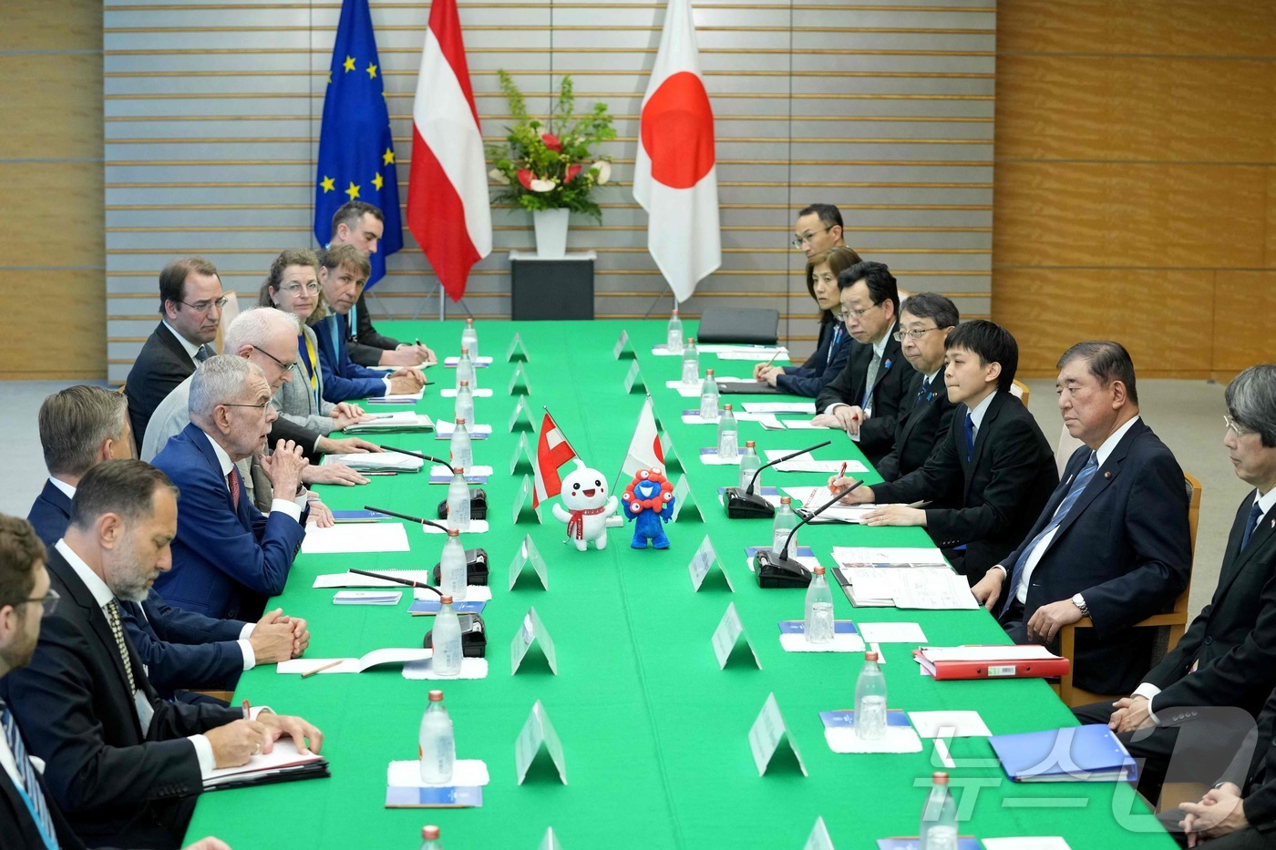 (도쿄 AFP=뉴스1) 우동명 기자 = 이시바 시게루 일본 총리가 21일(현지시간) 도쿄 총리 관저에서 알렉산더 판데어벨렌 오스트리아 대통령과 회담을 하고 있다. 2025.05.2 …