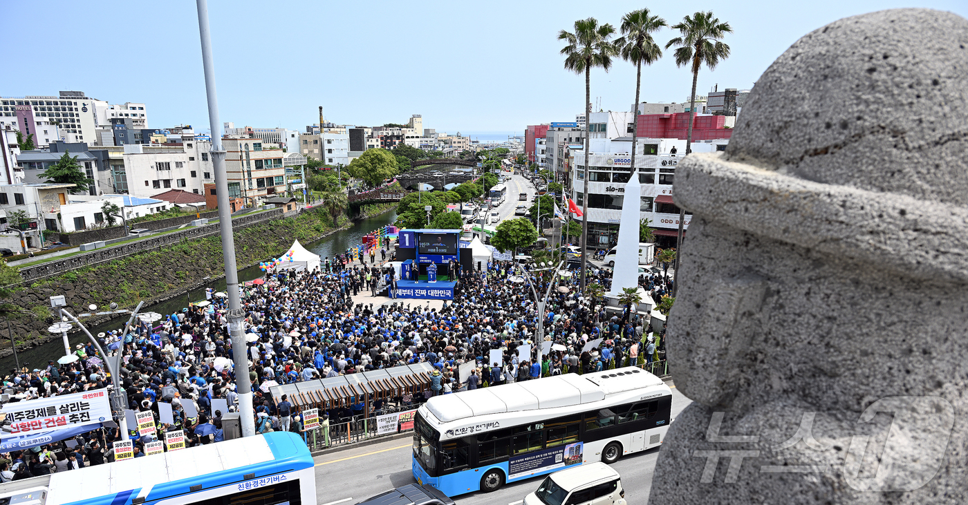 (제주=뉴스1) 오미란 기자 = 이재명 더불어민주당 대통령 후보가 22일 오전 제주동문시장 앞 탐라문화광장에서 유세를 하고 있다.(제주도사진기자회. 재판매 및 DB 금지) 2025 …