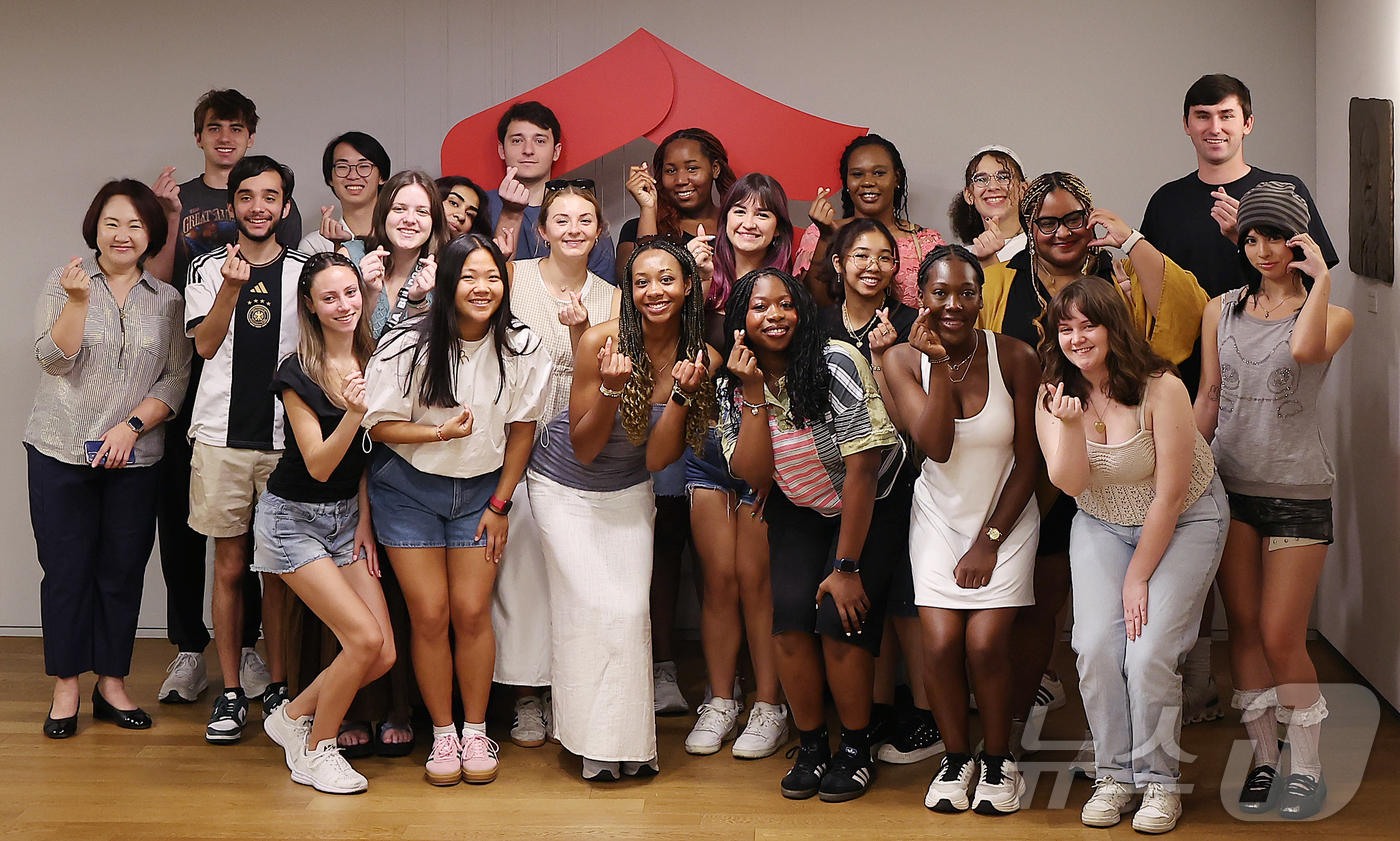 (서울=뉴스1) 김진환 기자 = 22일 서울 중구 샘표 우리맛공간에서 열린 한식체험 쿠킹클래스에 참가한 미국 조지아대 학생들이 기념 촬영을 하고 있다.이번 행사는 세계적으로 각광받 …