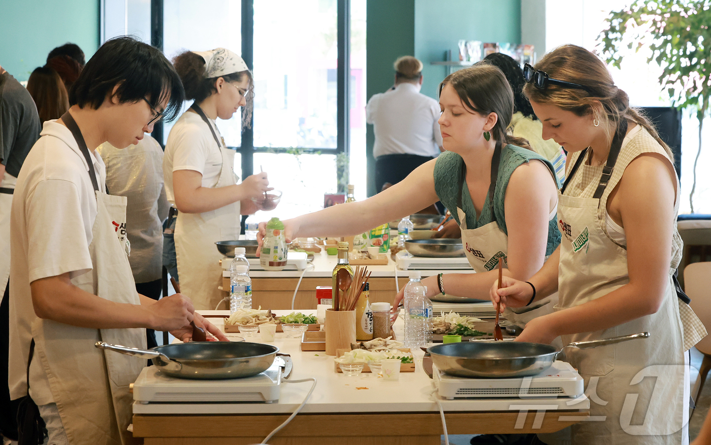 (서울=뉴스1) 김진환 기자 = 22일 서울 중구 샘표 우리맛공간에서 열린 한식체험 쿠킹클래스에서 미국 조지아대 학생들이 한식 만들기 체험 행사에 참여하고 있다.이번 행사는 세계적 …