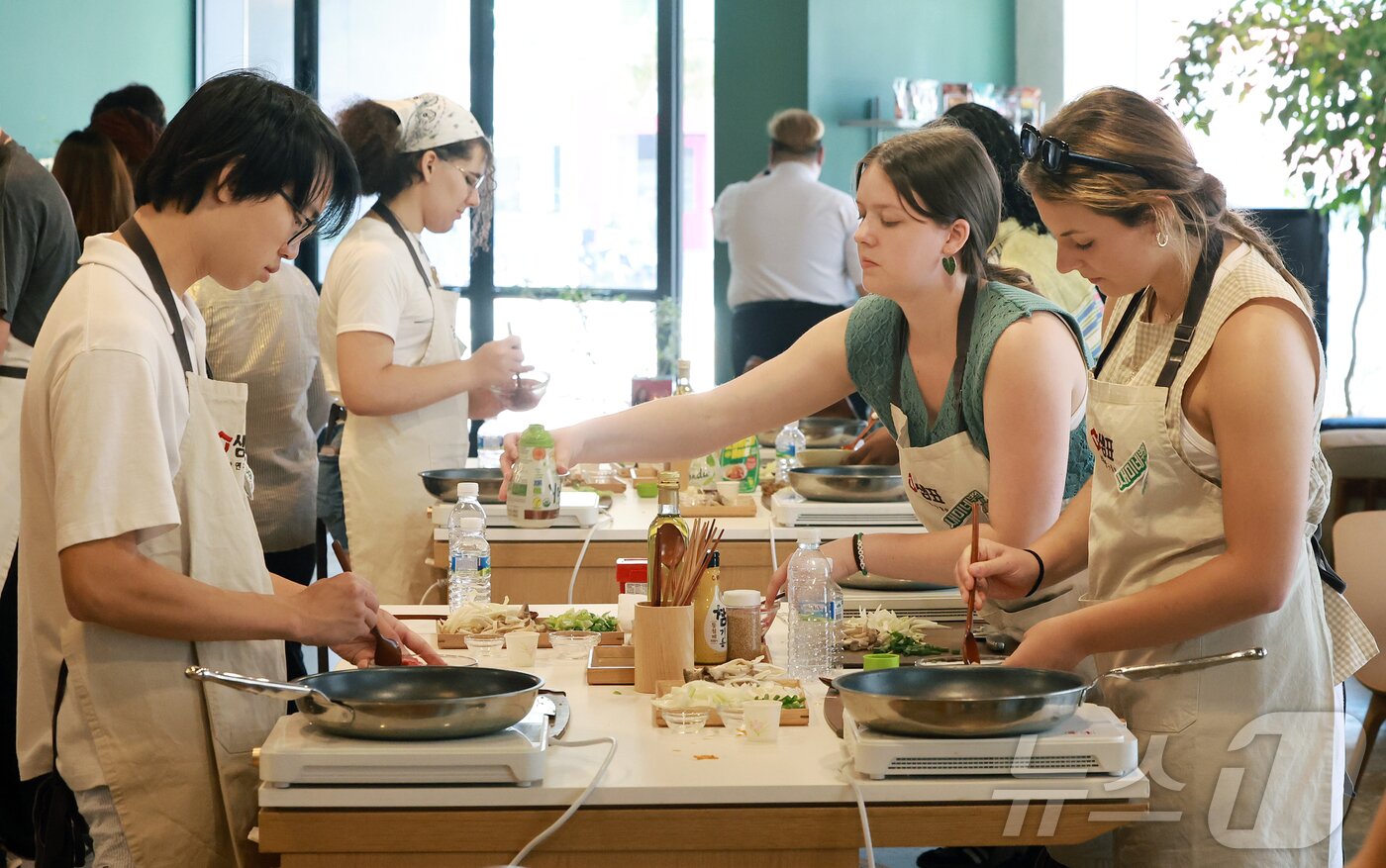 본문 이미지 - 22일 서울 중구 샘표 우리맛공간에서 열린 한식체험 쿠킹클래스에서 미국 조지아대 학생들이 한식 만들기 체험 행사에 참여하고 있다. 2025.5.22/뉴스1 ⓒ News1 김진환 기자