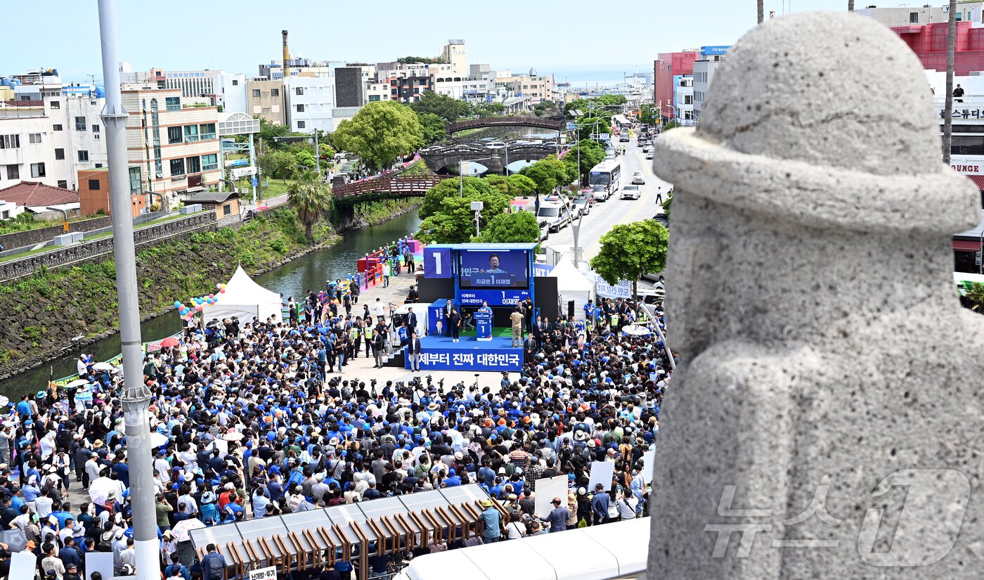 본문 이미지 - 지난해 5월 22일 당시 이재명 더불어민주당 대통령 후보가 제주동문시장 앞 탐라문화광장에서 유세를 하고 있다.(제주도사진기자회. 재판매 및 DB 금지) 2025.5.22 ⓒ 뉴스1 오미란 기자
