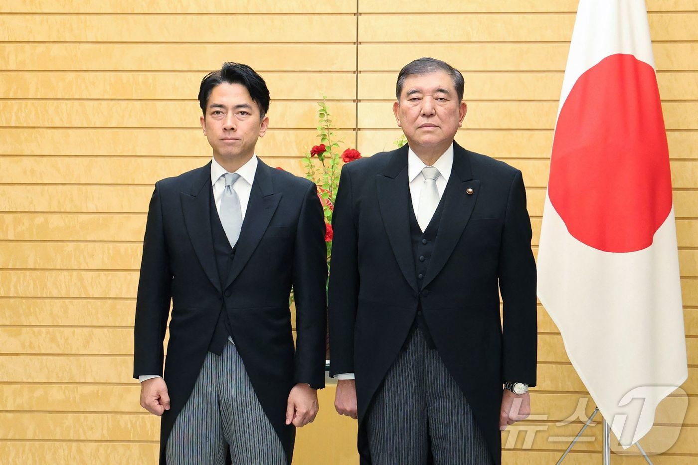 (도쿄 AFP=뉴스1) 우동명 기자 = 이시바 시게루 일본 총리가 21일(현지시간) 도쿄 총리 관저에서 고이즈미 신지로 신임 농림수산상과 포즈를 취하고 있다. 2025.05.22ⓒ …