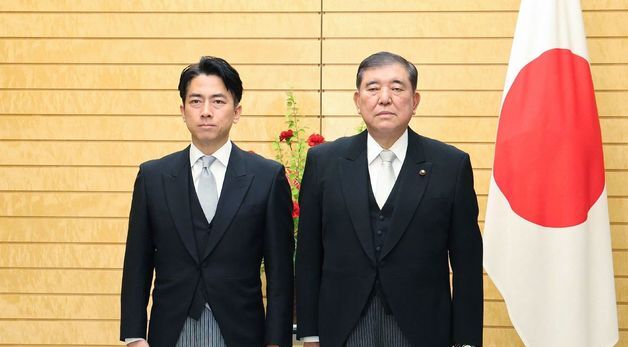 [포토] 나란히 선 이시바 총리과 고이즈미 신임 농림 수산상