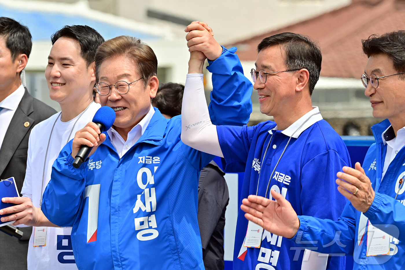 (제주=뉴스1) 오미란 기자 = (왼쪽부터) 김한규 국회의원과 이재명 더불어민주당 대통령 후보, 위성곤 국회의원, 문대림 국회의원이 22일 오전 제주동문시장 앞 탐라문화광장에서 유 …