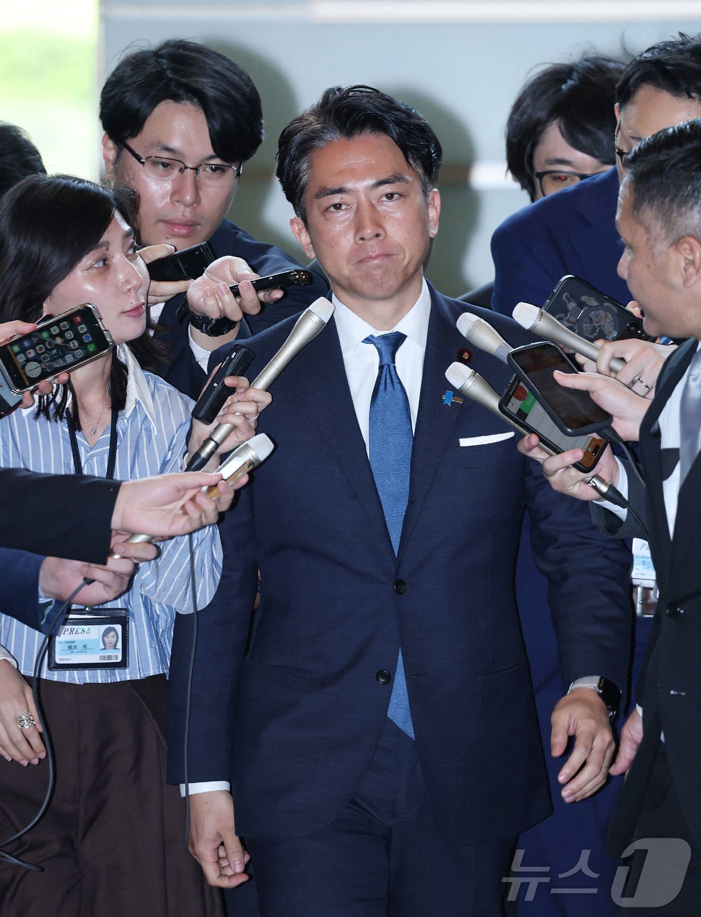 (도쿄 AFP=뉴스1) 우동명 기자 = 고이즈미 신지로 전 환경상이 21일(현지시간) 쌀 관련 발언으로 경질된 에토 다쿠 농림 수산상의 후임으로 임명된 뒤 도쿄 총리 관저에 도착하 …