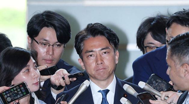 [포토] 취재진 만나는 고이즈미 일본 신임 농림 수산상
