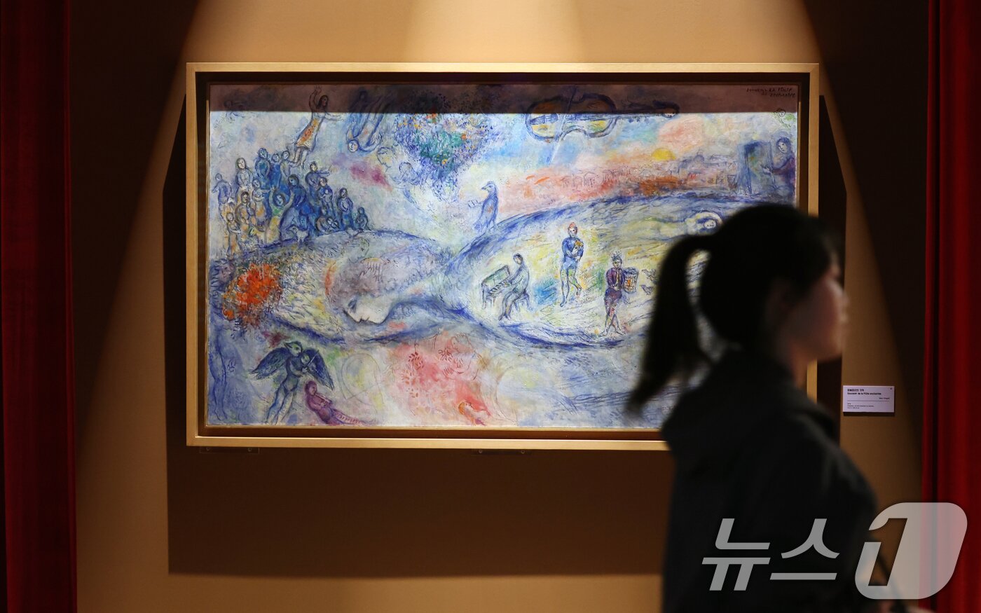 본문 이미지 - 22일 서울 서초구 예술의전당 한가람미술관에서 '마르크 샤갈 특별전: 비욘드 타임' 기자간담회를 마친 관계자들이 전시장을 둘러보고 있다. 이번 전시는 7년 만에 한국을 찾은 이번 대규모 특별전이다. 샤갈의 미공개 유화 7점을 비롯해, 총 170여 점의 작품을 체계적, 과학적인 새로운 전시 구성으로 선보이는 자리다. ⓒ News1 황기선 기자