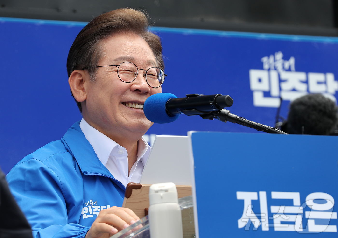 (제주=뉴스1) 오미란 기자 = 이재명 더불어민주당 대통령 후보가 22일 오전 제주동문시장 앞 탐라문화광장에서 유세를 하고 있다.(제주도사진기자회. 재판매 및 DB 금지) 2025 …