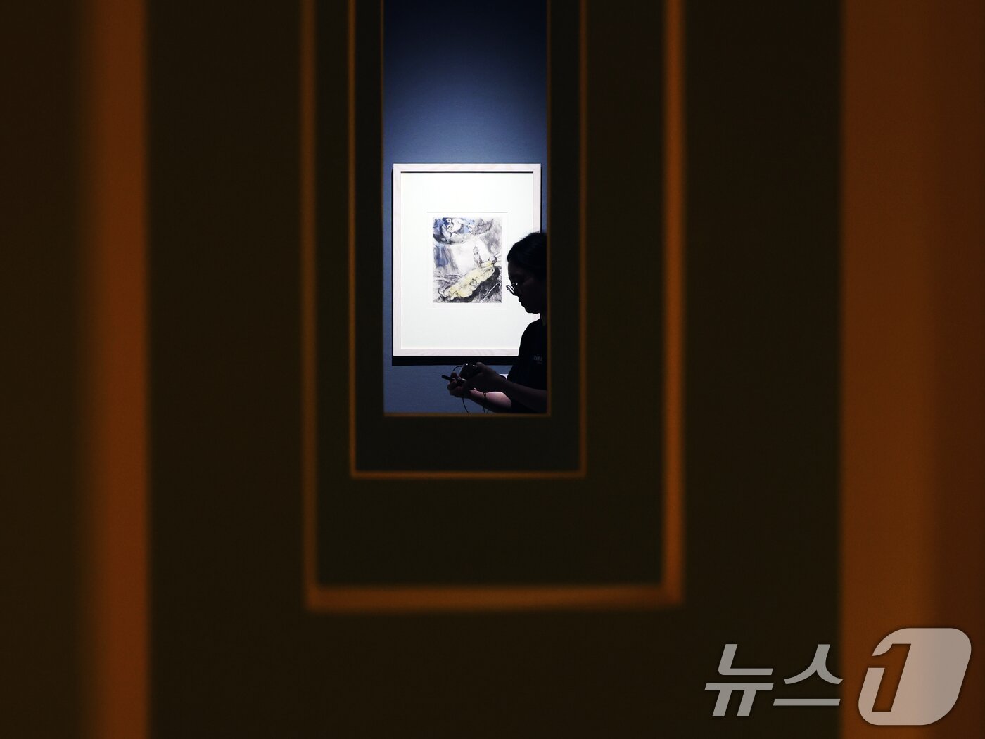 본문 이미지 - 22일 서울 서초구 예술의전당 한가람미술관에서 '마르크 샤갈 특별전: 비욘드 타임' 기자간담회를 마친 관계자들이 전시장을 둘러보고 있다. 이번 전시는 7년 만에 한국을 찾은 이번 대규모 특별전이다. 샤갈의 미공개 유화 7점을 비롯해, 총 170여 점의 작품을 체계적, 과학적인 새로운 전시 구성으로 선보이는 자리다. ⓒ News1 황기선 기자