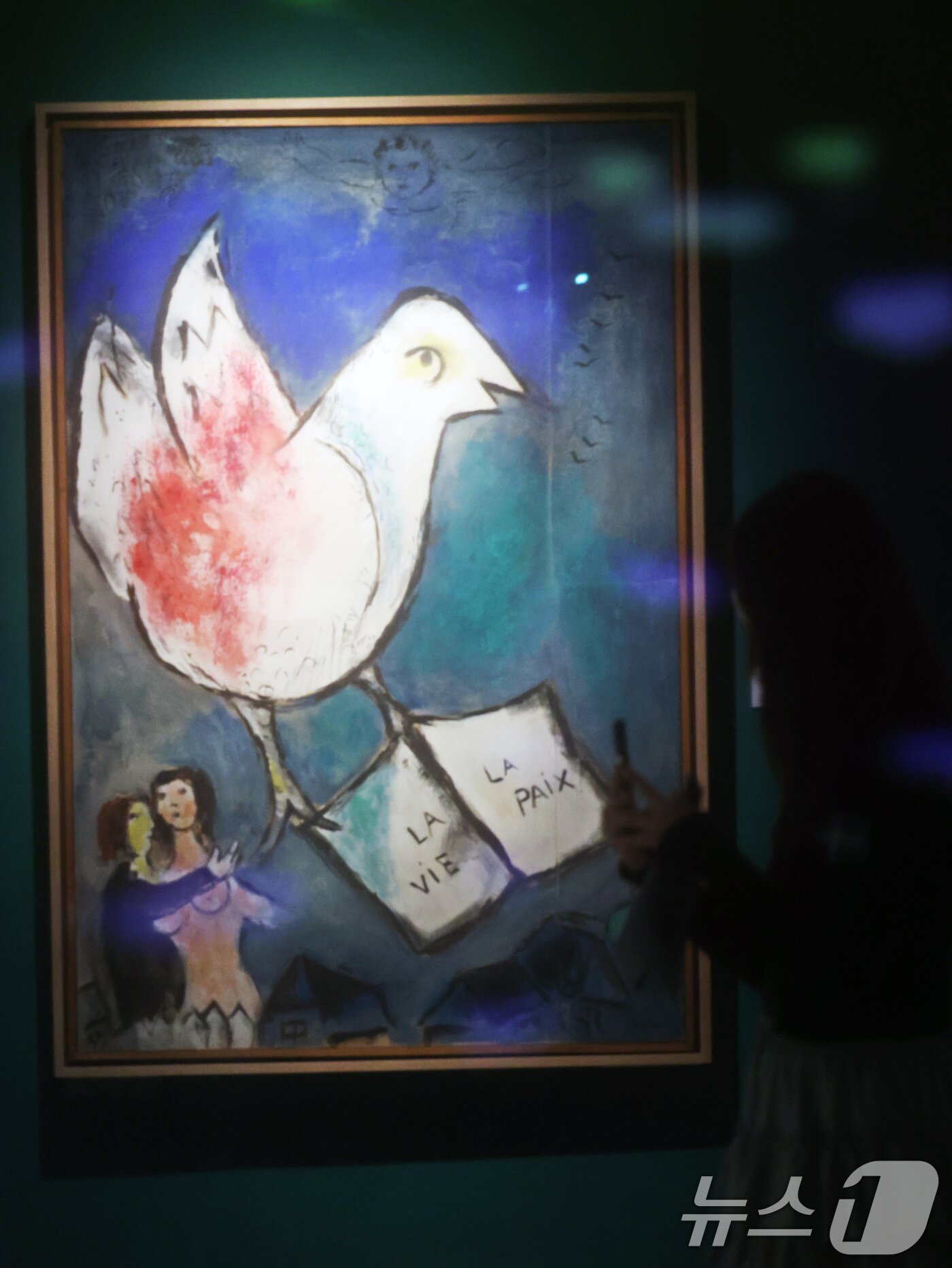 본문 이미지 - 22일 서울 서초구 예술의전당 한가람미술관에서 '마르크 샤갈 특별전: 비욘드 타임' 기자간담회를 마친 관계자들이 전시장을 둘러보고 있다. 이번 전시는 7년 만에 한국을 찾은 이번 대규모 특별전이다. 샤갈의 미공개 유화 7점을 비롯해, 총 170여 점의 작품을 체계적, 과학적인 새로운 전시 구성으로 선보이는 자리다. ⓒ News1 황기선 기자