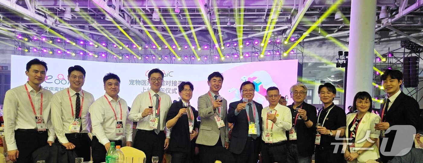 본문 이미지 - 대한수의사회와 한국동물병원협회 임원들이 21일 아시아고양이수의사회 창립 발표를 듣고 축하하고 있다. ⓒ 뉴스1