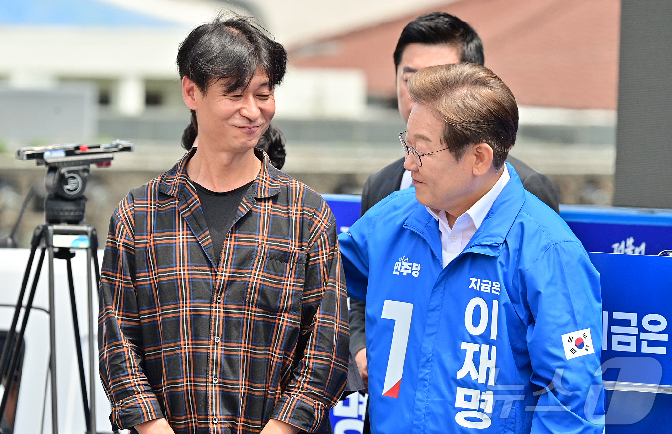 (제주=뉴스1) 오미란 기자 = 이재명 더불어민주당 대통령 후보가 22일 오전 제주동문시장 앞 탐라문화광장에서 배우 박혁권과 함께 유세를 하고 있다.(제주도사진기자회. 재판매 및 …