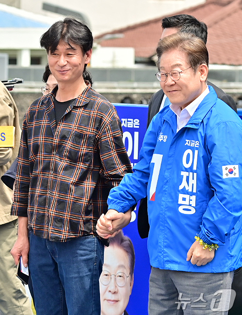 (제주=뉴스1) 오미란 기자 = 이재명 더불어민주당 대통령 후보가 22일 오전 제주동문시장 앞 탐라문화광장에서 배우 박혁권과 함께 유세를 하고 있다.(제주도사진기자회. 재판매 및 …