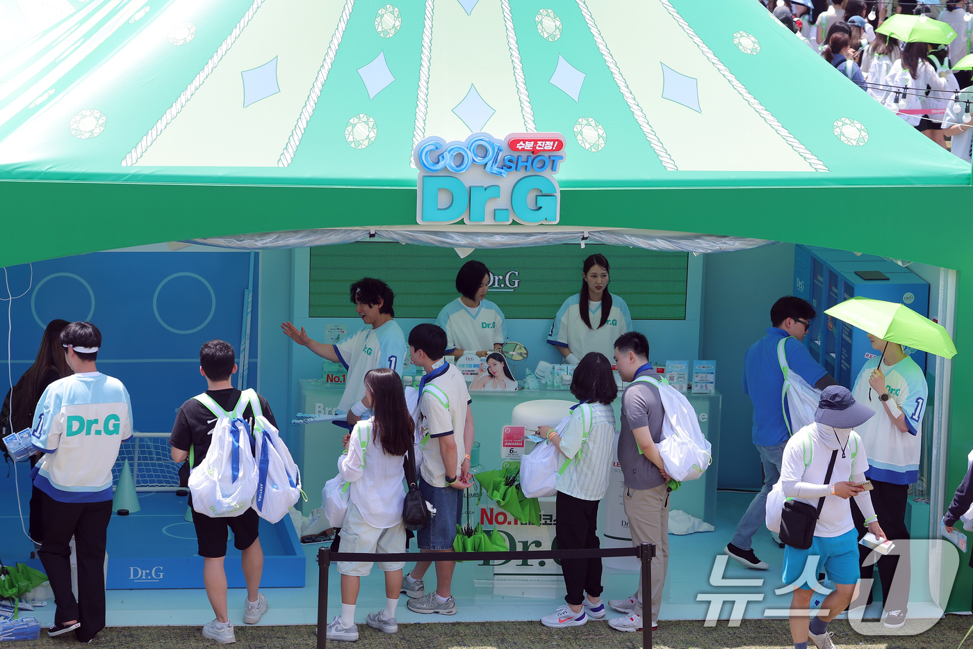 (서울=뉴스1) 박정호 기자 = 22일 서울 노들섬에서 열린 국내 최대 규모 체험형 뷰티&헬스 축제 '2025 올리브영 페스타'를 찾은 방문객들로 붐비고 있다.CJ올리브영(3404 …