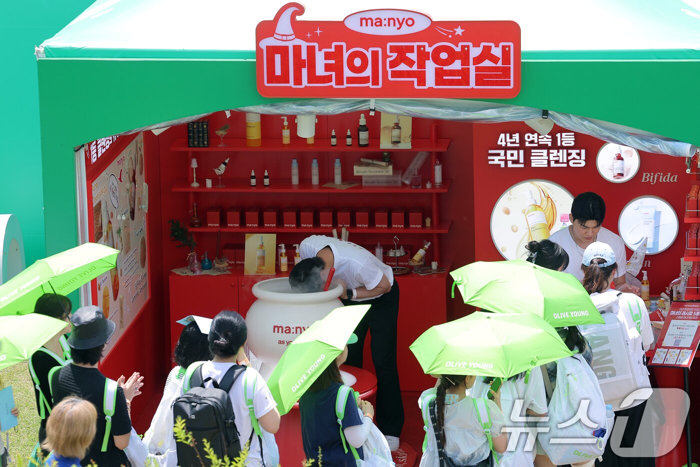 본문 이미지 - 22일 서울 노들섬에서 열린 국내 최대 규모 체험형 뷰티&헬스 축제 &#39;2025 올리브영 페스타&#39;를 찾은 방문객들로 붐비고 있다. 2025.5.22/뉴스1 ⓒ News1 박정호 기자