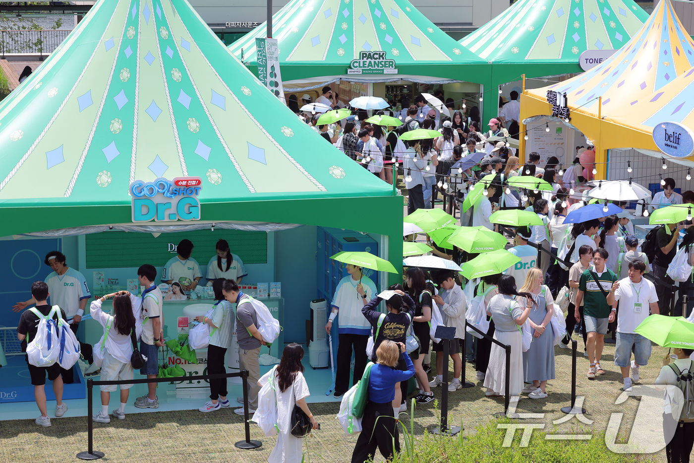(서울=뉴스1) 박정호 기자 = 22일 서울 노들섬에서 열린 국내 최대 규모 체험형 뷰티&헬스 축제 '2025 올리브영 페스타'를 찾은 방문객들로 붐비고 있다.CJ올리브영(3404 …