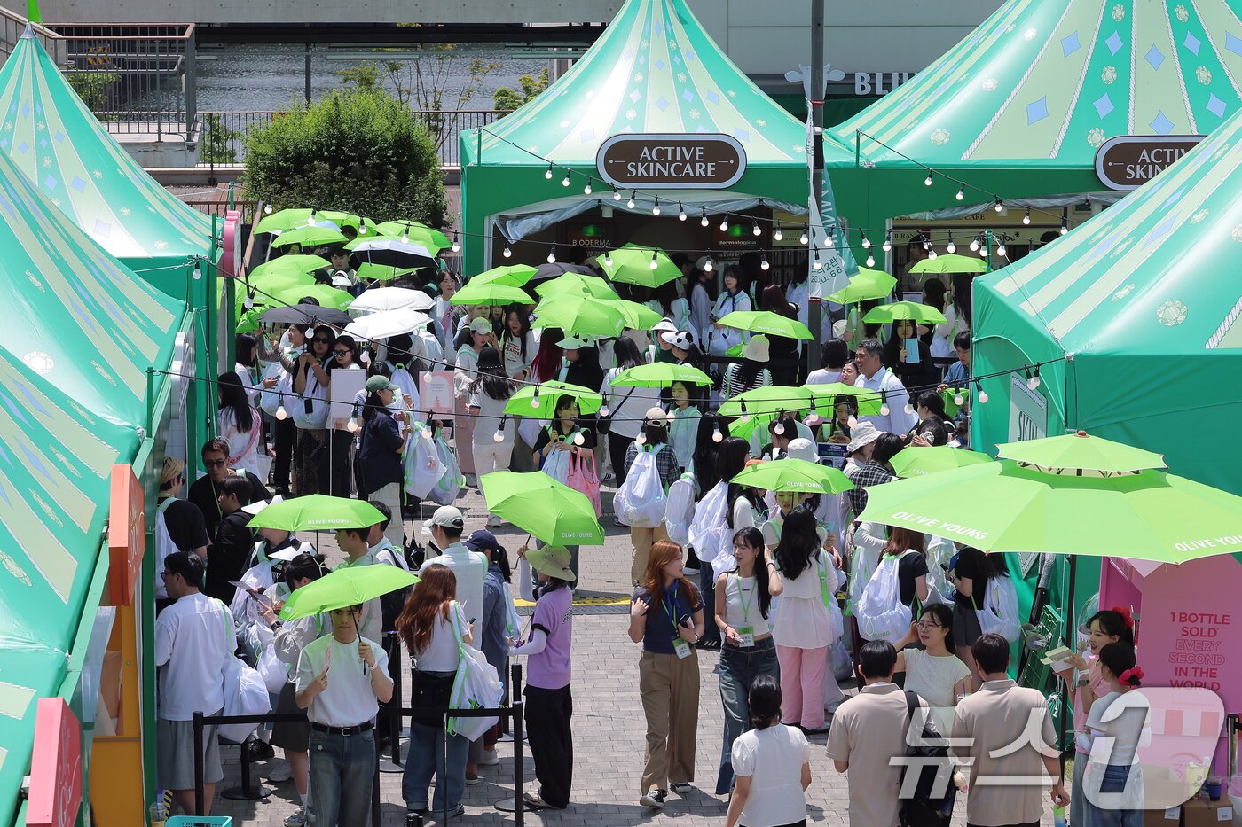 본문 이미지 - 22일 서울 노들섬에서 열린 국내 최대 규모 체험형 뷰티&헬스 축제 &#39;2025 올리브영 페스타&#39;를 찾은 방문객들로 붐비고 있다. 2025.5.22/뉴스1 ⓒ News1 박정호 기자