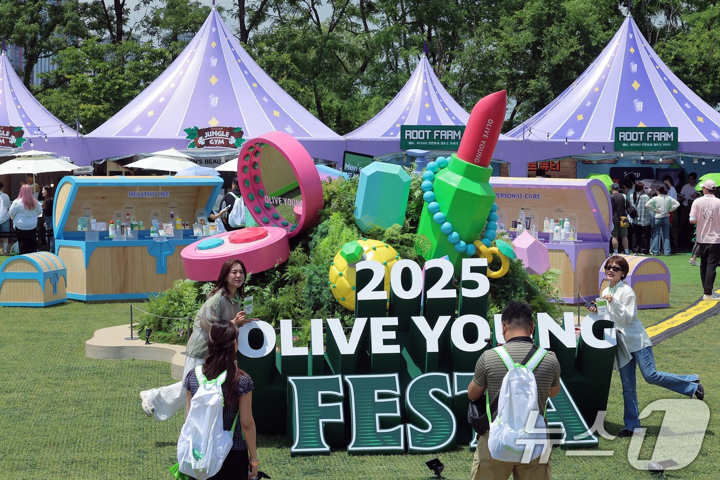 본문 이미지 - 22일 서울 노들섬에서 열린 국내 최대 규모 체험형 뷰티&헬스 축제 &#39;2025 올리브영 페스타&#39;를 찾은 글로벌 주요 유통 플랫폼 관계자들이 즐거운 시간을 보내고 있다. 2025.5.22/뉴스1 ⓒ News1 박정호 기자